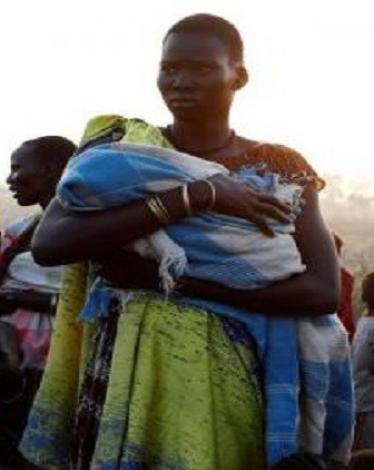 تعاني آلاف الأسر في جنوب السودان من المجاعة، في ظل الأوضاع السياسية المزرية للبلاد، الأمر الذي دفعهم للاختباء من المسلحين في مستنقعات وجزر نهر النيل، والاقتيات على الأعشاب للعيش.  سارة ديت وأطفالها العشرة، من بين أكثر من 100 ألف شخص، تقول الأمم المتحدة إن
