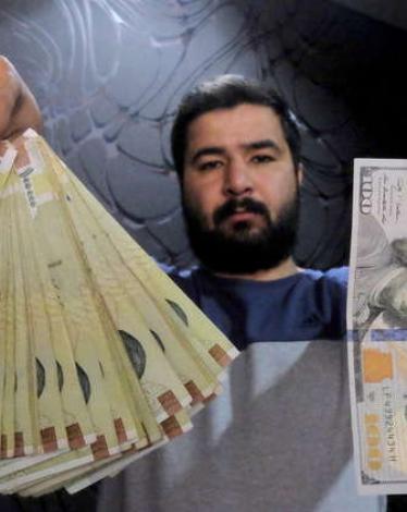 الريال الإيراني يهوي والسلطات تعتقل صرافين