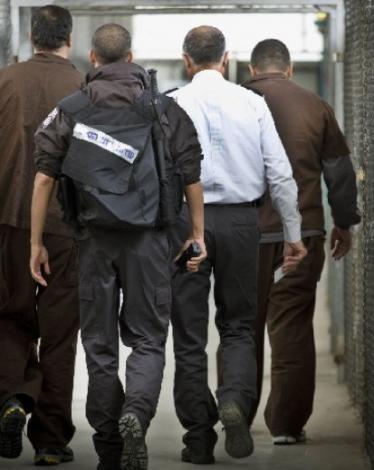 4 أسرى يدخلون أعوامًا جديدة بسجون الاحتلال