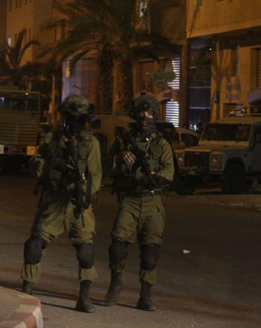 الاحتلال يعتقل 14 مواطنا بمدن الضفة واندلاع مواجهات