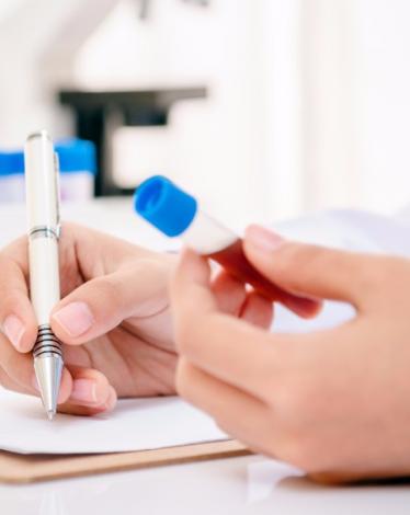 تمكن باحثون أتراك في معهد "إزمير" للتكنولوجيا العالية، من ابتكار تطبيق جديد على الهواتف الذكية يتيح إمكانية إجراء تحاليل الدم خلال فترة قصيرة وبتكاليف أقل، ودون الحاجة إلى الأجهزة الطبية التقليدية، بحسب ما ذكرت وكالة "الأناضول".  وتقوم فكرة هذا التطبيق ال