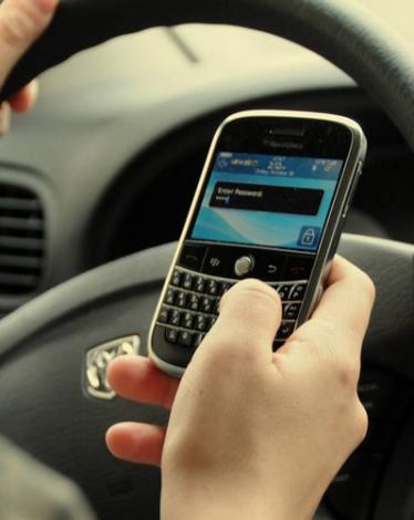استخدام الهاتف أثناء القيادة