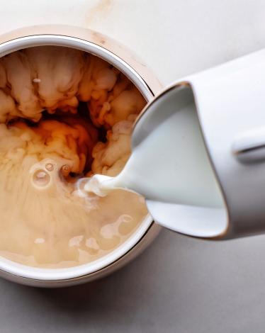 تحذير طبي صادم لعشاق "الشاي بالحليب"