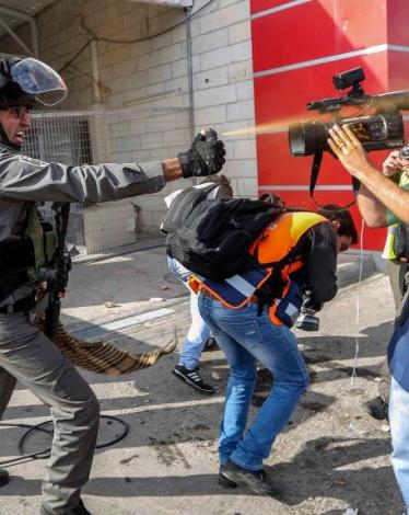 الاحتلال يصيب صحفيين ويعتدي على مواطنين ببيت لحم