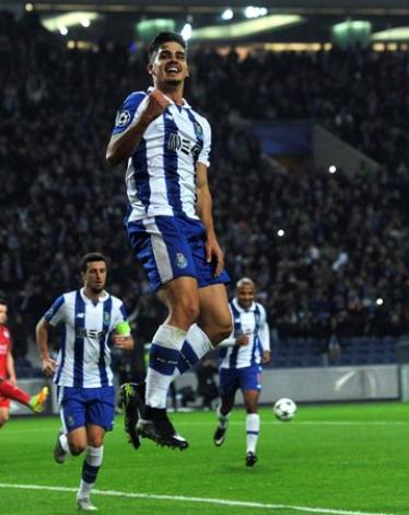 بورتو يسحق ليستر بخماسية ويتأهل لدور الـ16