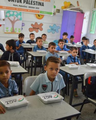 توزيع وجبات غذائية على طلبة مدرسة عمار بن ياسر الأساسية