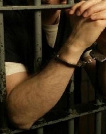 قال نادي الأسير الفلسطيني، إن محكمة الاحتلال العسكرية في "عوفر"، صادقت على أوامر الاعتقال الإداري الصادرة عن ما يسمى "القائد العسكري للمنطقة" بحق ثلاثة عشر أسيرا.  وأوضح نادي الأسير اليوم الأربعاء، أن المحكمة ثبّتت أوامر الاعتقال الإداري لمدة ستة شهور بحق