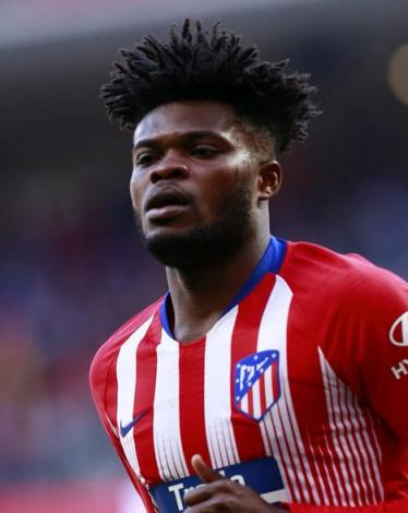 كشفت تقارير صحفية إنجليزية، اليوم الأحد، عن رغبة آرسنال في تدعيم وسط ملعبه بالتعاقد مع الغاني توماس بارتي، نجم أتلتيكو مدريد، في فترة الانتقالات الصيفية المقبلة.