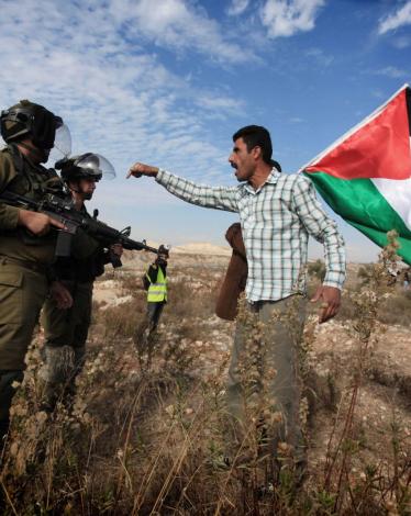 الاحتلال ينصب كميناً ويعتقل صحفيين ونشطاء ببلعين