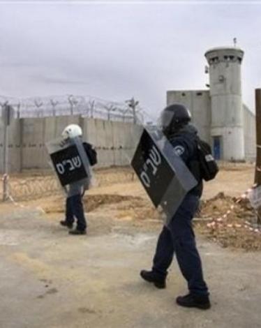 مصلحة السجون تقتحم قسم 11 بـ"نفحة" الصحراوي