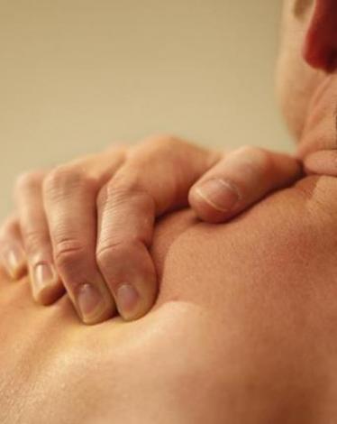 آلام الكتف..أسبابها وكيف يمكن التخلص منها؟