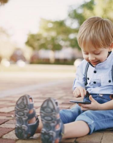 طفل يحمل هاتف