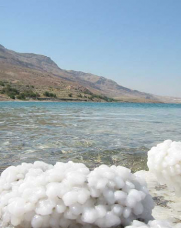 أحد شواطئ البحر الميت-(ارشيفية)