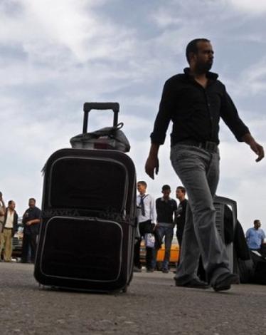 الطلاب الوافدون بين تسويف سفرهم والتلاعب بمستقبلهم