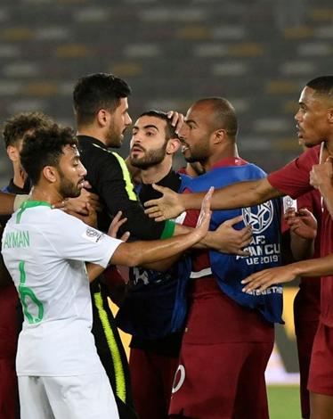 صحيفة تكشف كواليس مباراة السعودية وقطر في ظل الأزمة