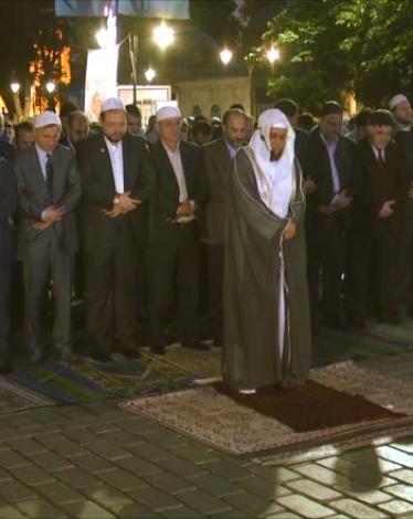 المصلون أثناء أدائهم الصلاة في محيط آيا صوفيا