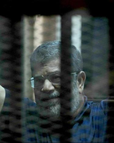 نجل مرسي: هل سأزور والدي بمحبسه مرة كل 5 سنوات؟