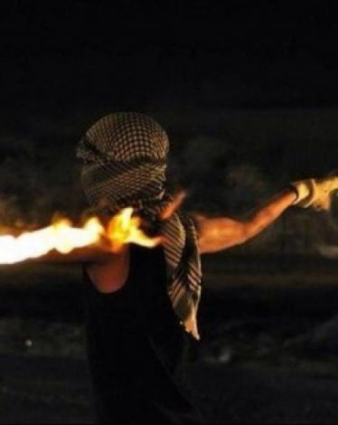 إلقاء زجاجات حارقة صوب قوات الاحتلال بالخليل