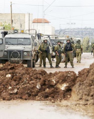 الاحتلال يغلق مدخل أوصرين بالسواتر الترابية