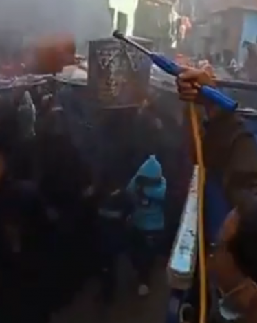 شباب يعقمون جهاز عروس وسيدات حملن الفرش