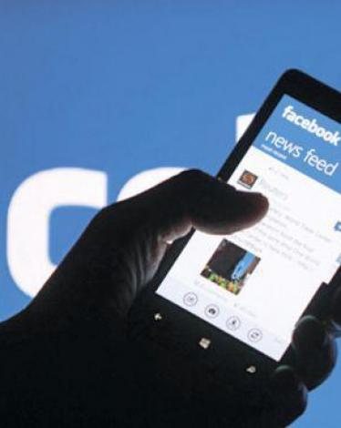 عشرينية تستغل صداقتها بعجوز على "الفيس بوك".. ماذا فعلت؟