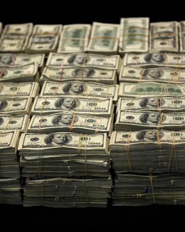 لماذا خسر الدولار الأمريكي 6% مقابل العملات الرئيسية؟