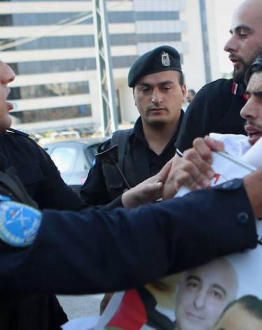 اعتداء السلطة على المتضامنين مع الأسير كايد