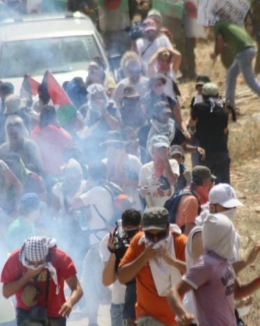 الاحتلال يحتجز متضامن استرالي في مسيرة بلعين