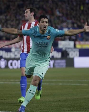 لويس سواريز يحتفل بالهدف في شباك مويا