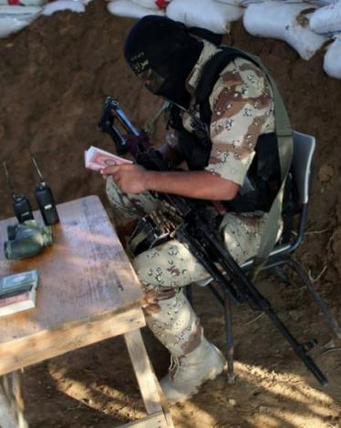 أحد أفراد وحدة الرصد بسرايا القدس