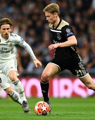 155934-دي-يونج-فى-كرة-مشتركة-مع-دي-يونج