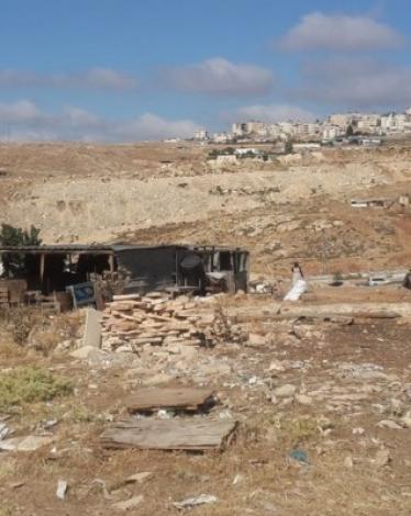 لوحة صمود يرسمها بدو القدس في وجه الاحتلال على رؤوس الجبال المحيطة بالقدس، تَوَزع بدو بئر السبع الذين تهجروا من أراضيهم بعد رفضهم الخدمة العسكرية في جيش الاحتلال الإسرائيلي، 46 تجمعا بدويا توزعوا على مدار أكثر من ستين عاما وهم يتنقلون بين أودية لا يعرفها 