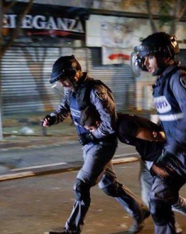 اعتقال أشخاص