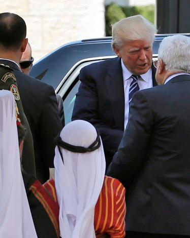 451555-عباس-يصافح-ترامب-فور-وصوله-قصر-الرئاسة-الفلسطينية