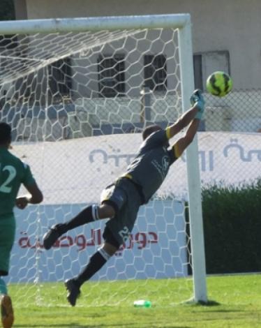 الشاطئ يمنح حارس مرماه كتاب الاستغناء