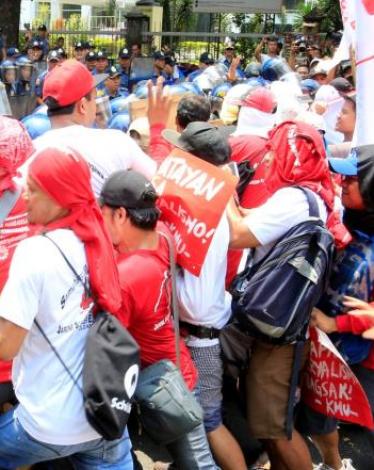 مظاهرات واشتباكات حول العالم في عيد العمال