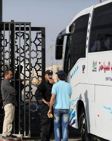 مغادرة 569 مسافراً و481 حاجاً عبر معبر رفح الأحد