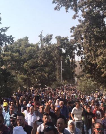 100 ألف يدخلون الأقصى بعد رضوخ الاحتلال وفتح باب حطة