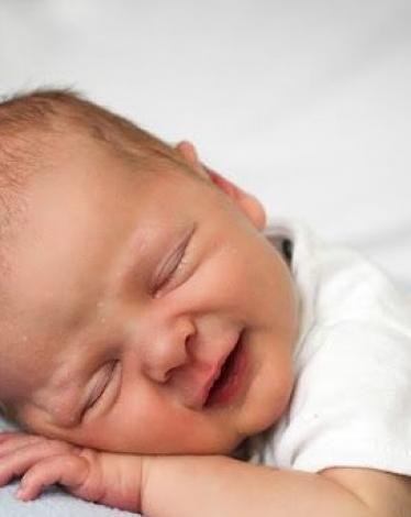 لماذا يجب على الأهل النوم قرب أطفالهم الرضع؟