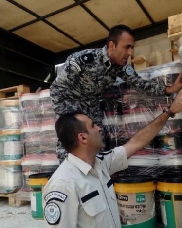ضبط 3800 لتر دهان مخالف للمواصفات والمقاييس الفلسطينية