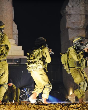 الاحتلال يعتقل 12 فلسطينيا بالضفة