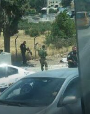 الاحتلال يطلق النار على شاب فلسطيني على مفرق 