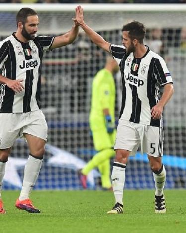 احتفال هيجوايين بالهدف