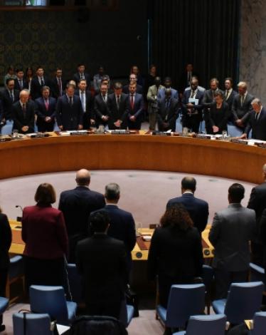 من المنتظر أن يصوت مجلس الأمن التابع للأمم المتحدة، اليوم الثلاثاء، على مشروع قرار قدمته قوى غربية يحظر تزويد الحكومة السورية بطائرات هليكوبتر ويدرج قادة عسكريين سوريين على القائمة السوداء، فيما يتعلق باتهامات بتنفيذ هجمات بالغاز السام رغم تعهد روسيا باست