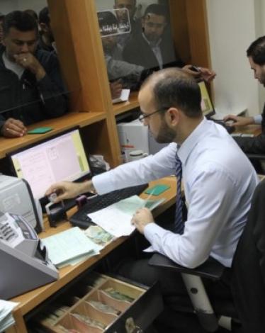 الإعلان عن موعد صرف رواتب موظفي غزة وفق الفئات