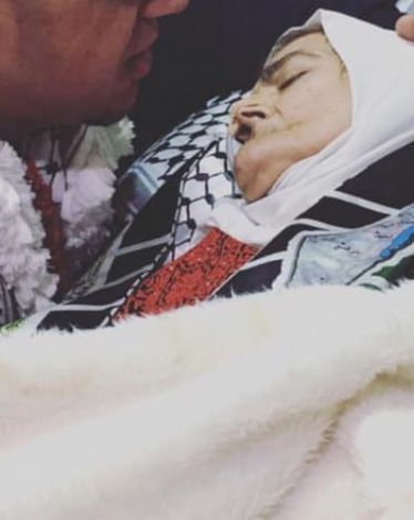 المحرر الخطيب يودّع والدته في مشهد مؤثّر