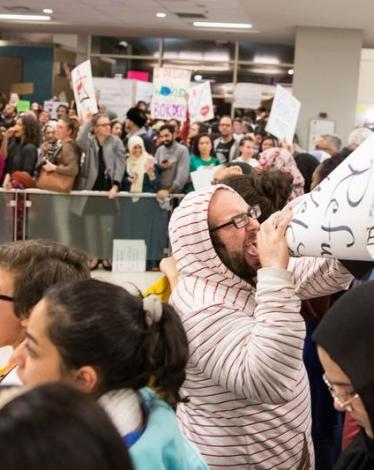 أمريكا تسمح للمسافرين من الدول المحظورة بدخول أراضيها