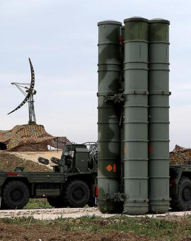 كشفت مصادر أمريكية مسؤولة، لـCNN، نقلا عن تقارير استخباراتية، أن أحدث أنظمة الدفاع الصاروخية الروسية S400 وصلت، الخميس الماضي، إلى ميناء طرطوس السوري.  وقال أحد المصادر إن ذلك 