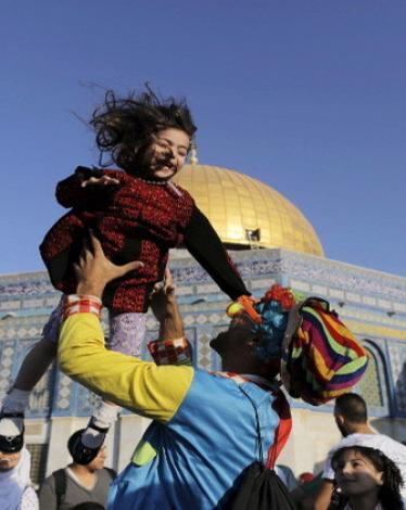 آلاف المقدسيين يؤدون صلاة العيد بالأقصى