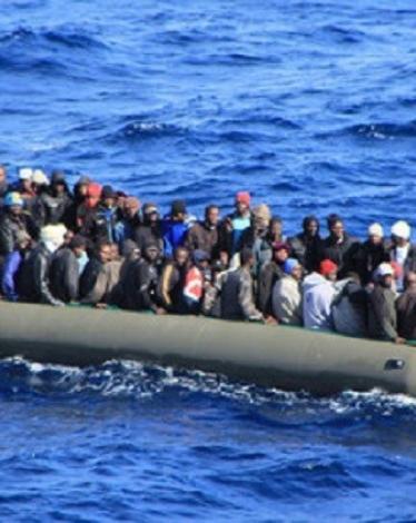 قتلى ومفقودون في هجوم على زورق مهاجرين قبالة ليبيا